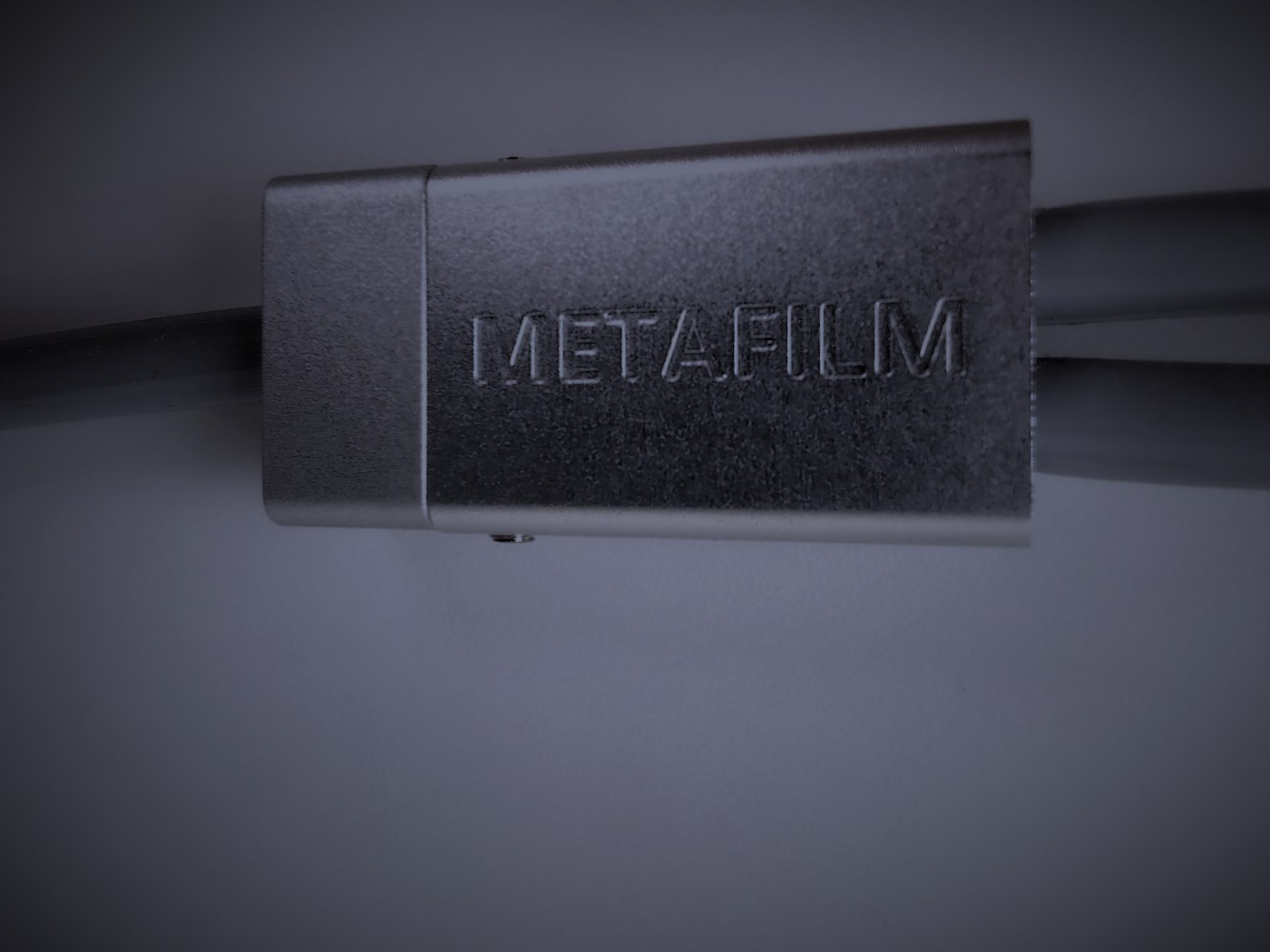 金属件上压印的 METAFILM 铭牌